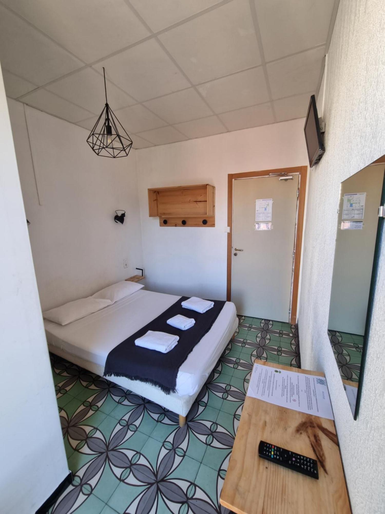 Hotel Le Centre Le Boulou Bagian luar foto