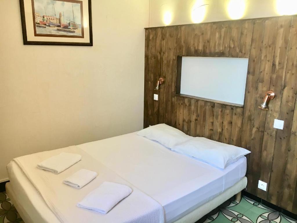 Hotel Le Centre Le Boulou Bagian luar foto