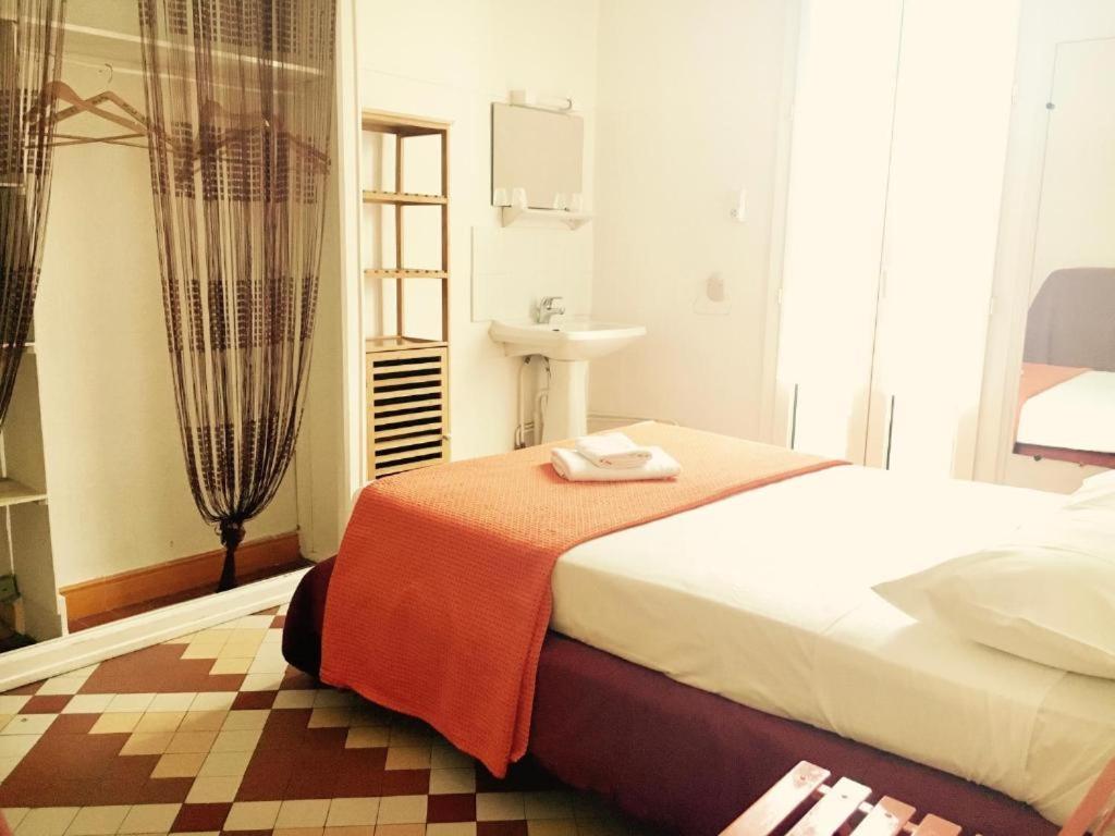 Hotel Le Centre Le Boulou Bagian luar foto