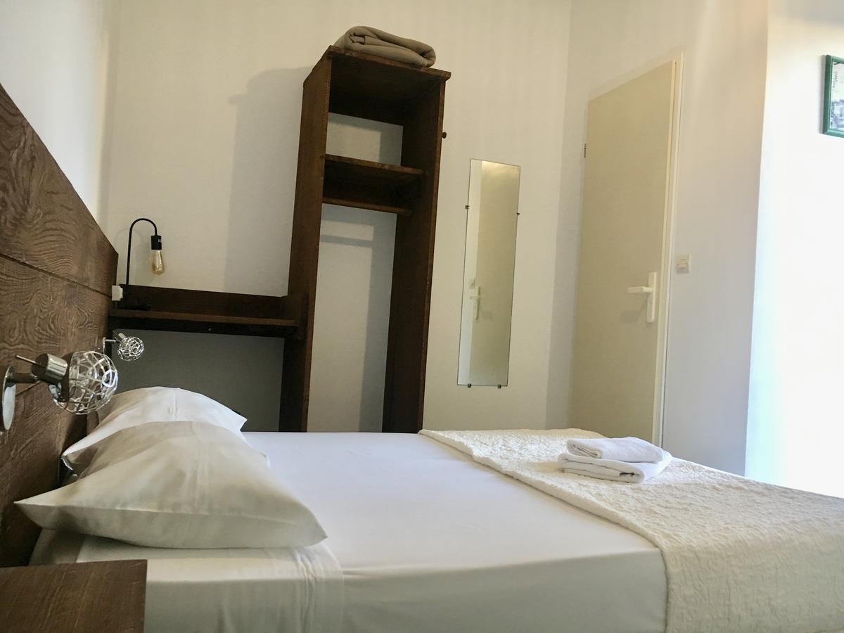 Hotel Le Centre Le Boulou Bagian luar foto
