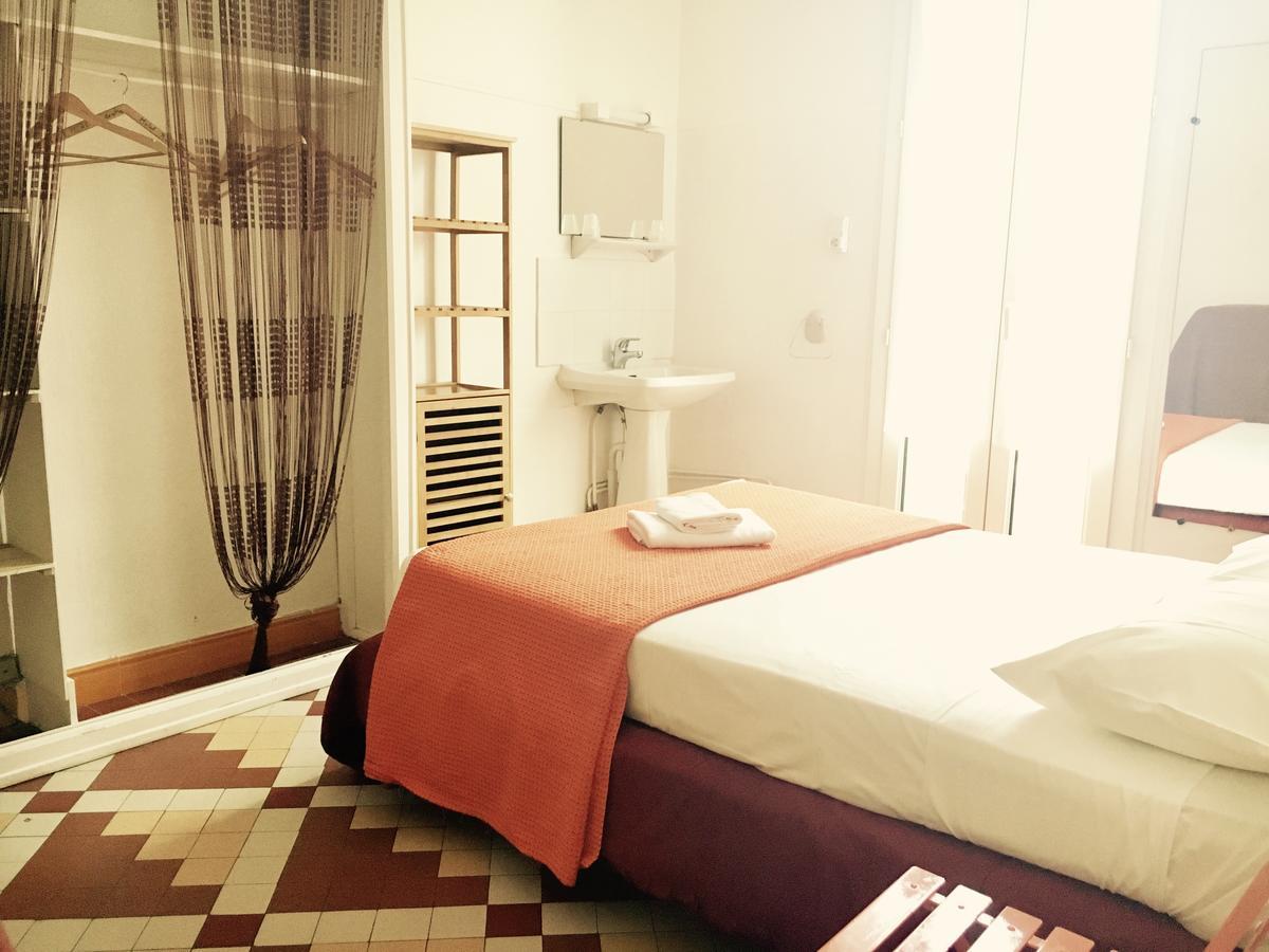 Hotel Le Centre Le Boulou Bagian luar foto