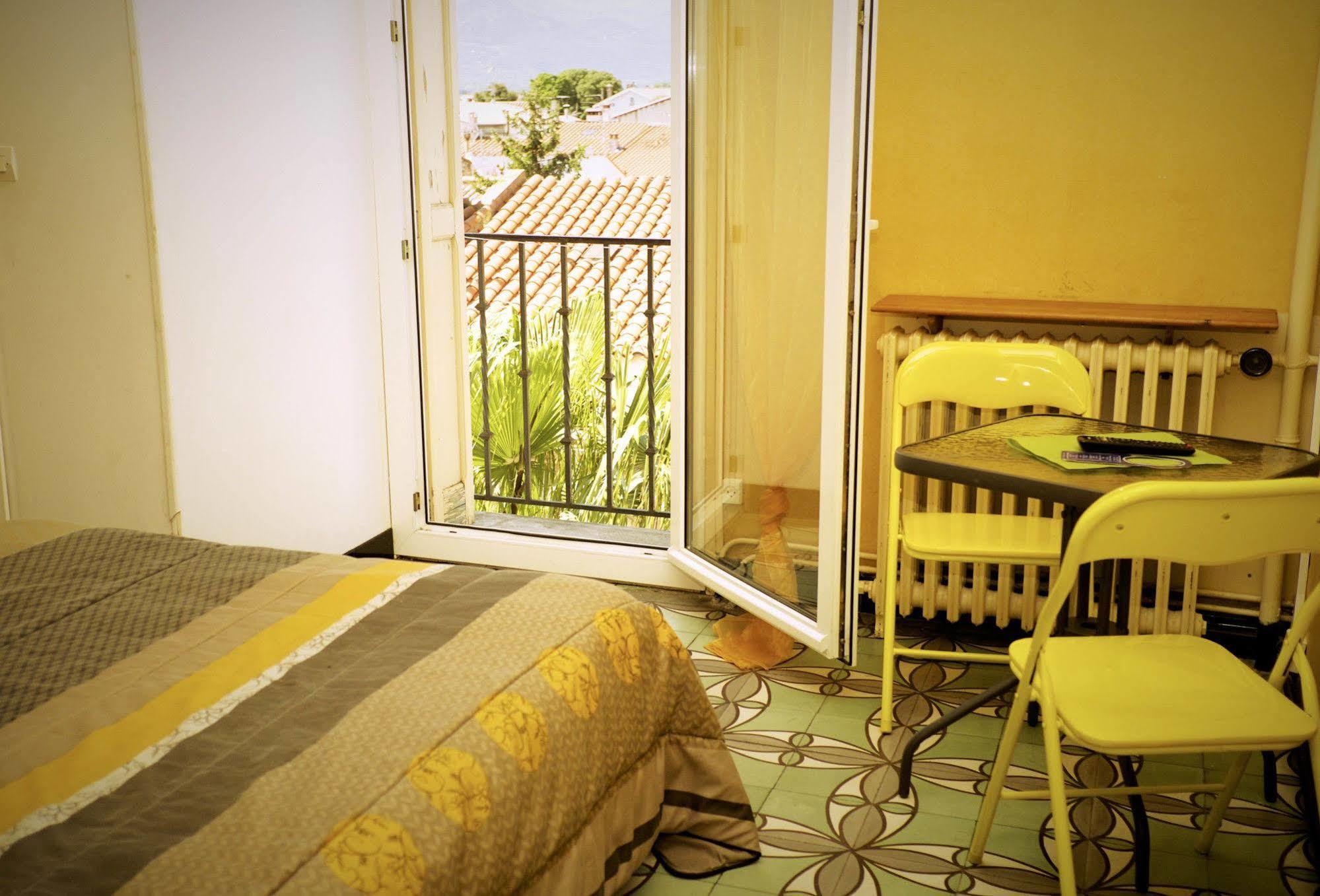 Hotel Le Centre Le Boulou Bagian luar foto