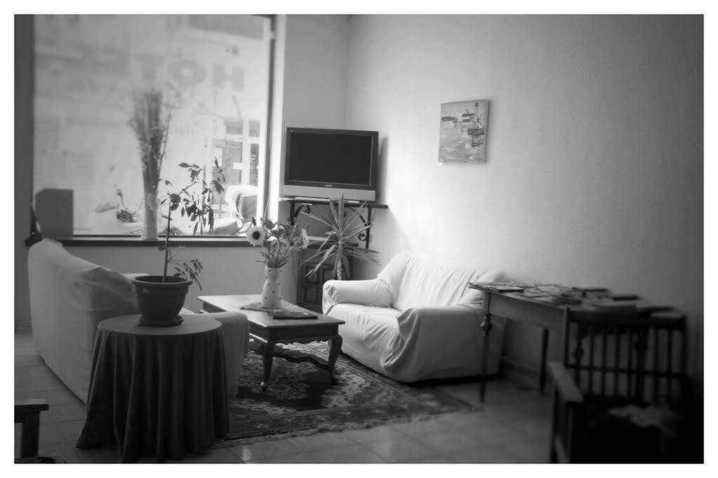 Hotel Le Centre Le Boulou Bagian luar foto
