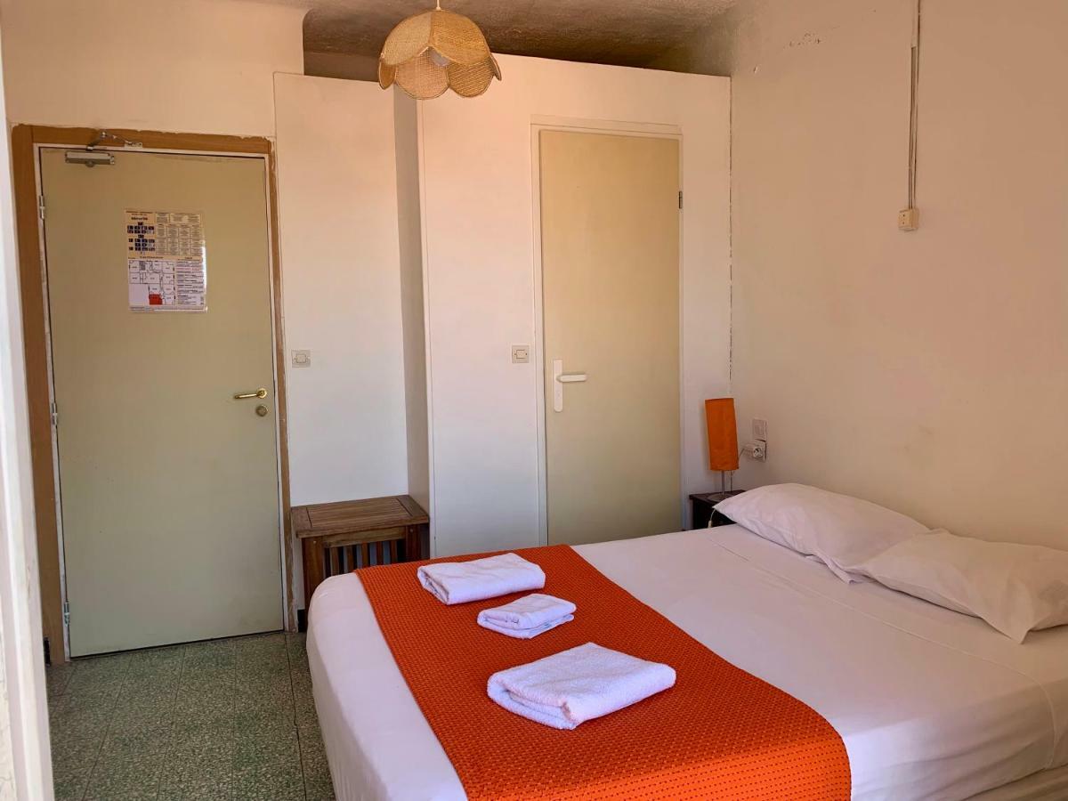 Hotel Le Centre Le Boulou Bagian luar foto